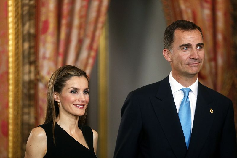 Los príncipes Felipe y Letizia en un encuentro con miembros del Patronato de la Fundación Príncipe de Asturias