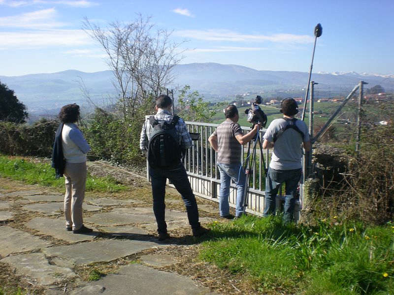 El equipo con la guía Sonia en el entorno de Altamira