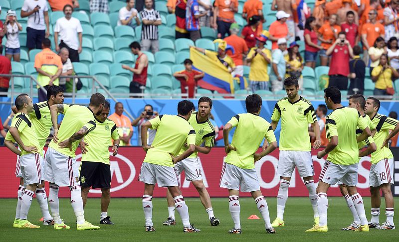 Los jugadores de la selección española, calientan sobre el césped antes de comenzar el partido.