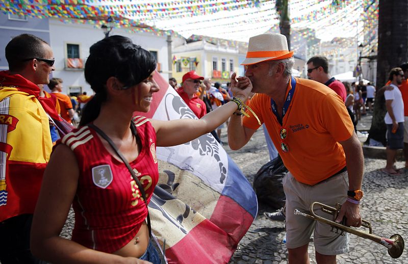 Seguidores de España y Holanda, en una calle de Salvador de Bahía antes del choque entre España y Holanda.