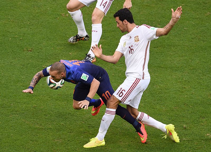 Wesley Sneijder (I) cae ante Sergio Busquets (D).