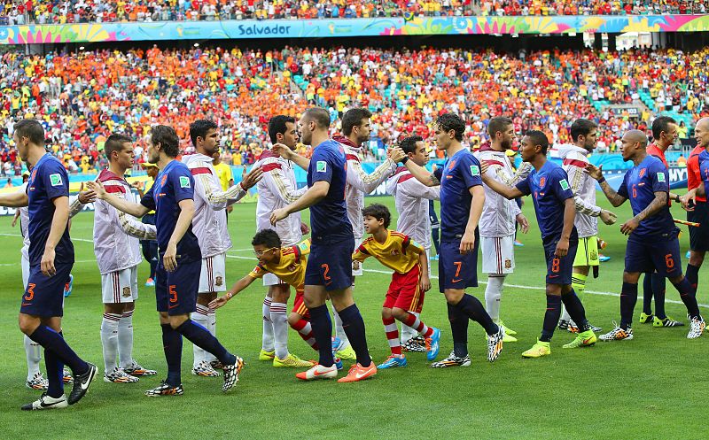 Sorprendía el color de las alineaciones: azul, para Holanda y blanco, para España.