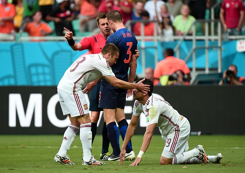 Diego Costa cae dentro del área, en la jugada que ha originado el penalti y el primer gol de España.