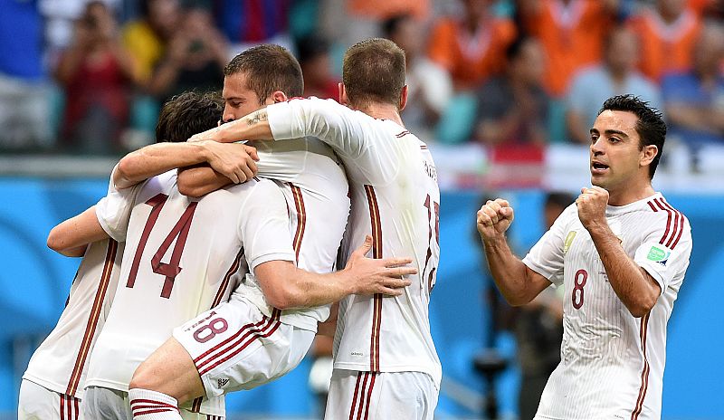 Los jugadores de la selección española celebran el gol de penalti de Xabi Alonso.