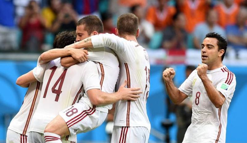Los jugadores de la selección española celebran el gol de penalti de Xabi Alonso.
