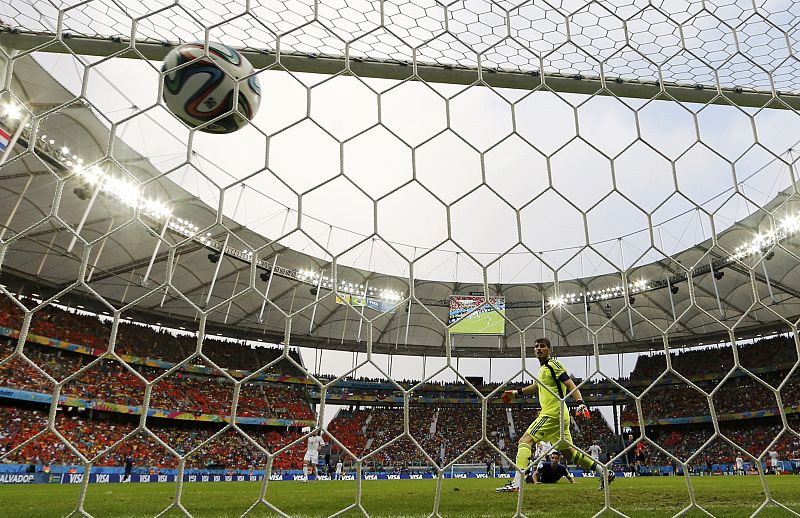 Iker Casillas se queda mirando cómo el balón entra en la portería.