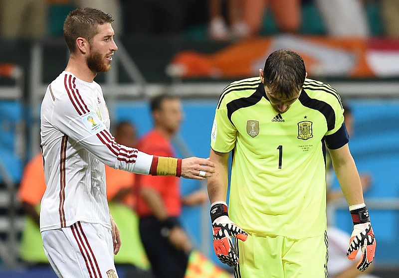 Sergio Ramos intenta consolar a su compañero Iker Casillas durante el pasado Mundial de Brasil.