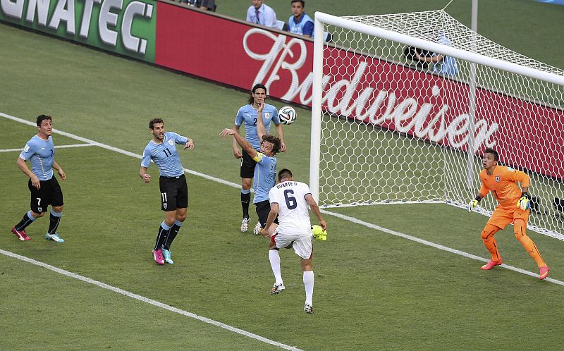 El defensa costarricense Oscar Duarte y el defensa uruguayo Diego Lugano.