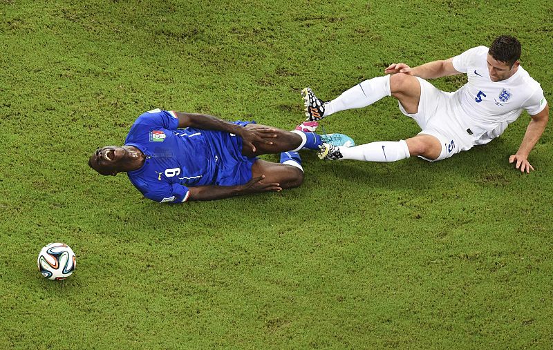 Balotelli se duele tras la entrada de Cahill. soccer match at the Amazonia arena in Manaus