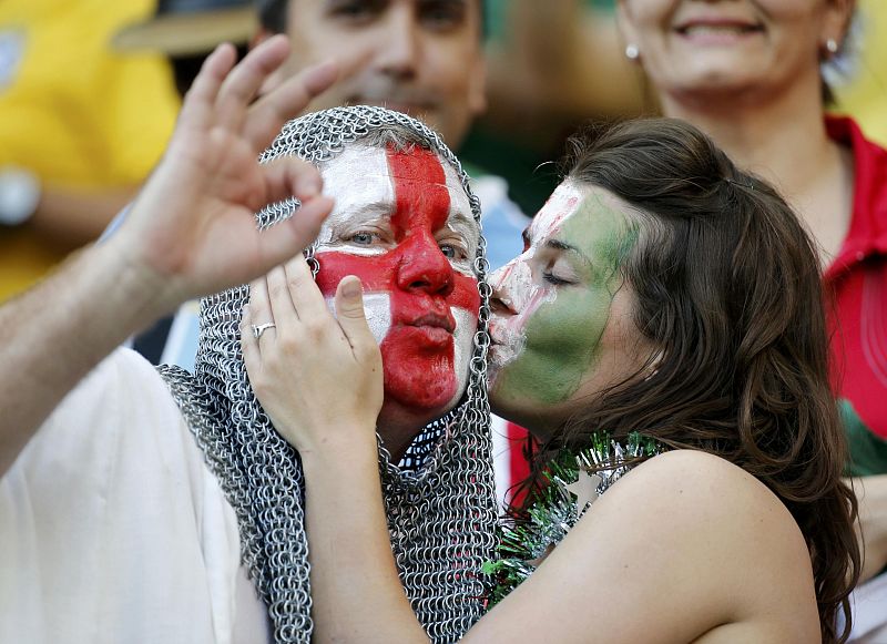 Dos aficionados durante el partido Inglaterra - Italia.