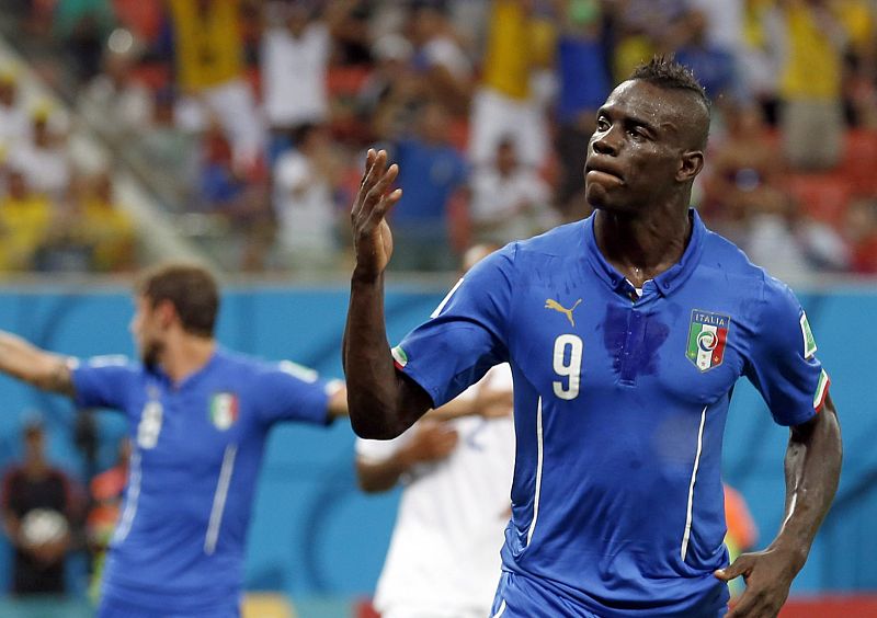 Mario Balotelli celebra el gol de la victoria de su equipo.