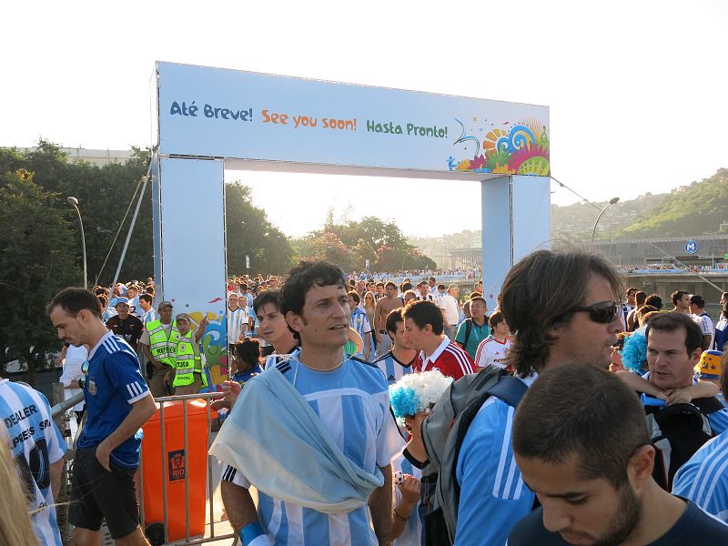 Una auténtica riada de aficionados llegaban al acceso principal del Maracaná.