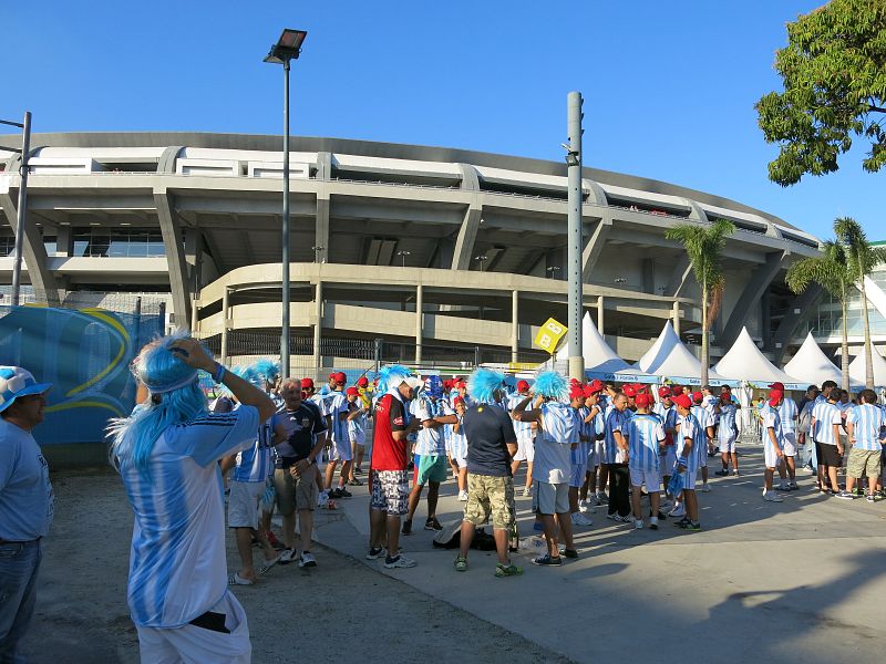 Grandes colas en los accesos al estadio de Maracaná.