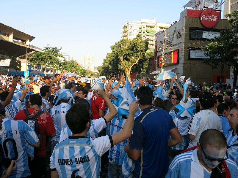 Decenas de aficionados argentinos cantan a la entrada de Maracaná.