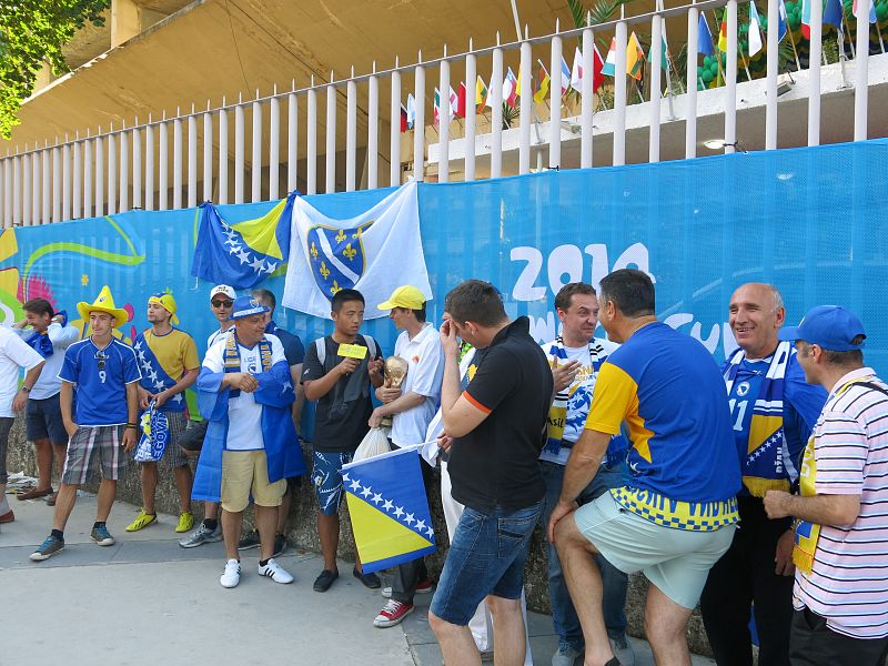 Los pocos aficionados bosnios trataban de hacerse ver con sus colores.