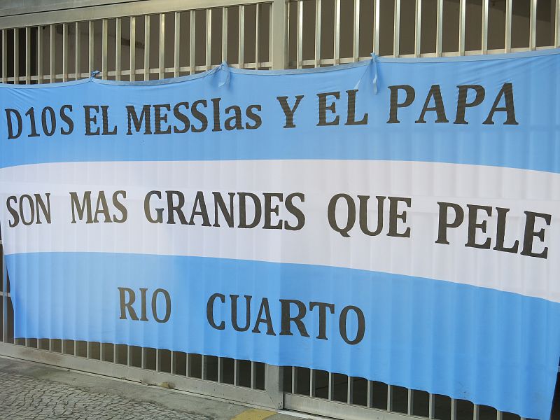 Una pancarta argentina dicta que Messi y el Papa son más grandes que Pelé.