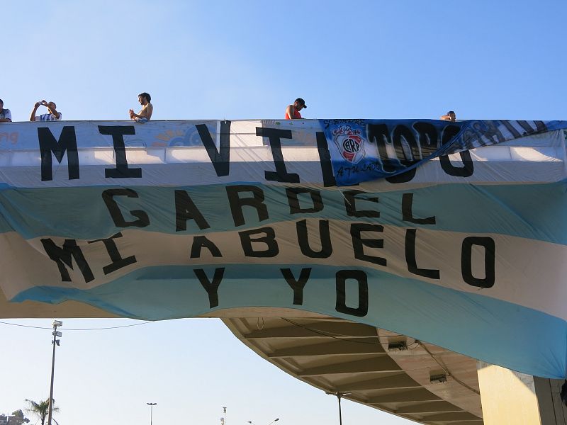 Una gran banderola argentina en recuerdo de Gardel.