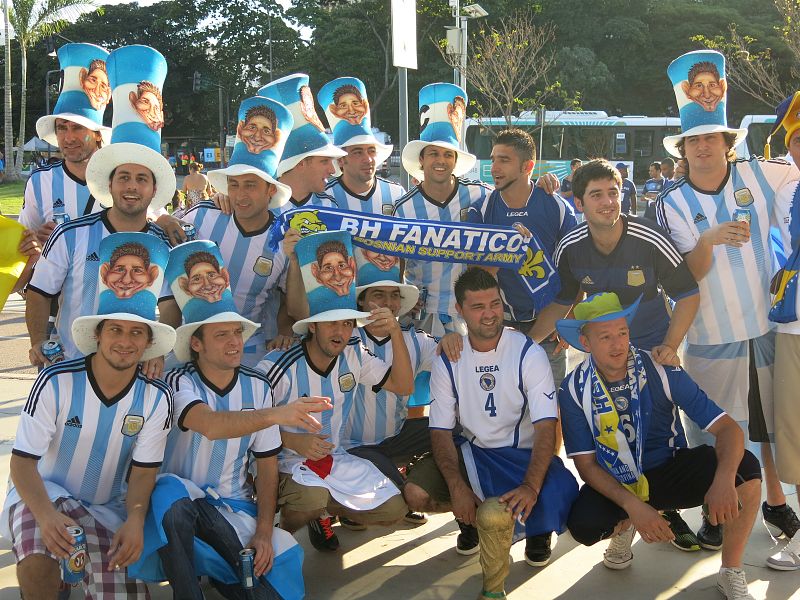 Un grupo de seguidores argentinos posa para los periodistas.