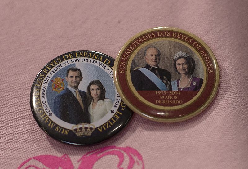 Madrid se prepara para la proclamación de Felipe VI. Entre otras cosas, las tiendas de souvenirs de la capital ya está repletas de objetos con la imagen de los nuevo reyes Felipe VI y Letizia.