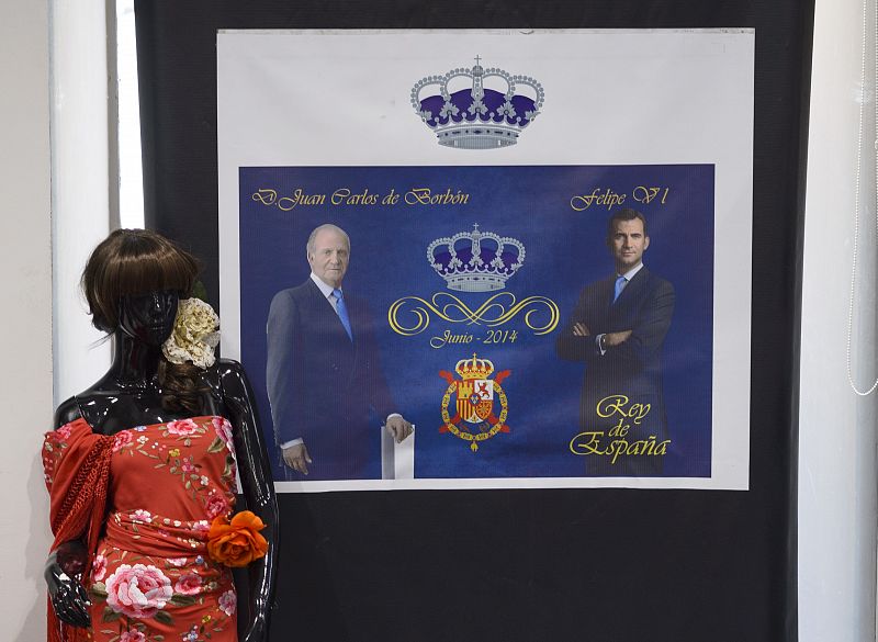 Madrid se prepara para la proclamación de Felipe VI. Entre otras cosas, las tiendas de souvenirs de la capital ya está repletas de objetos con la imagen de los nuevo reyes Felipe VI y Letizia.