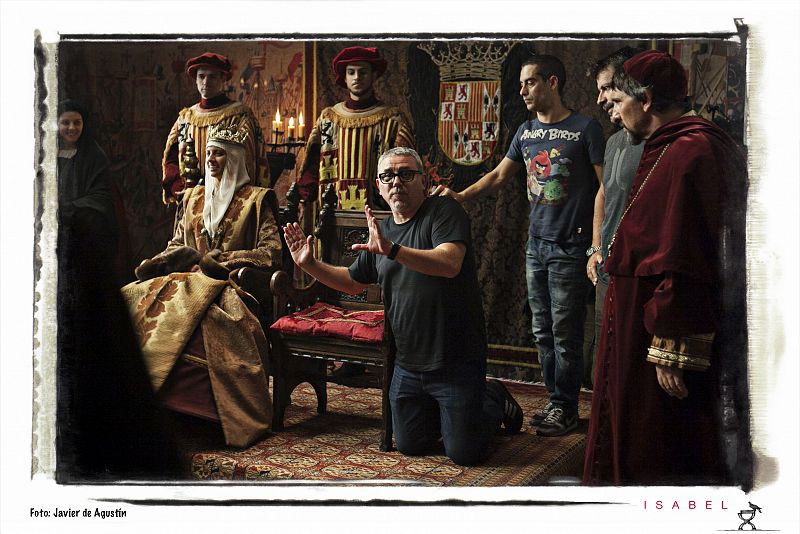 En la sala del trono de Castilla, Jordi Frades, director de la serie, le explica al reparto cómo van a grabar la escena