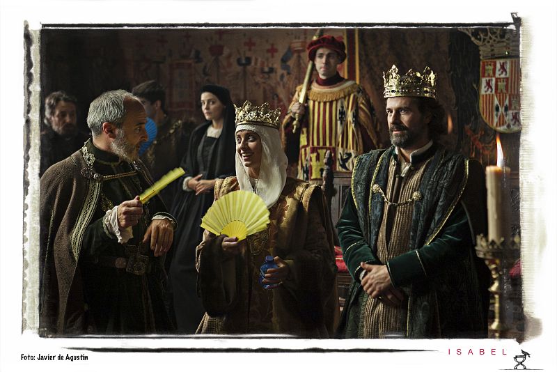 Michelle Jenner y Rodolfo Sancho en una 'audiencia real' con Fernando Guillén Cuervo, uno de los nuevos fichajes de la serie