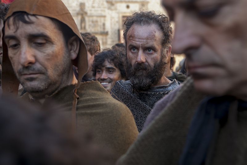 No toda la ciudad está contenta con la llegada de los reyes. Entre el público un perturbado afirma ser el verdadero rey de Aragón... para él, Fernando es un usurpador