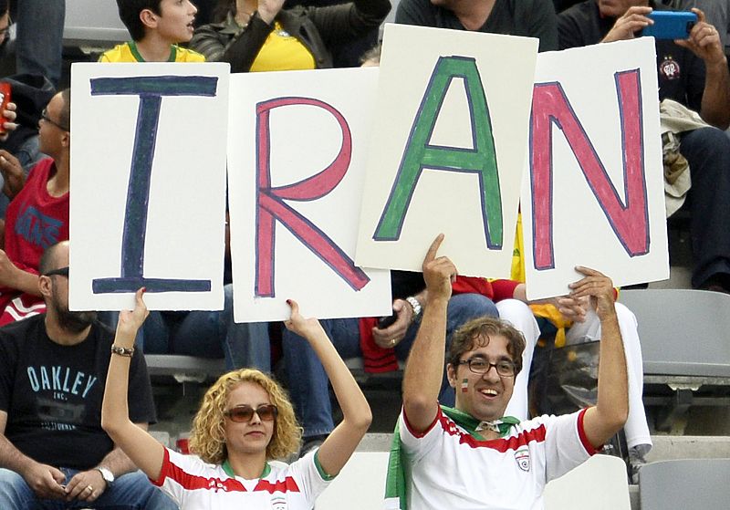 Aficionados de Irán pueblan las gradas del estadio Arena da Baixada.