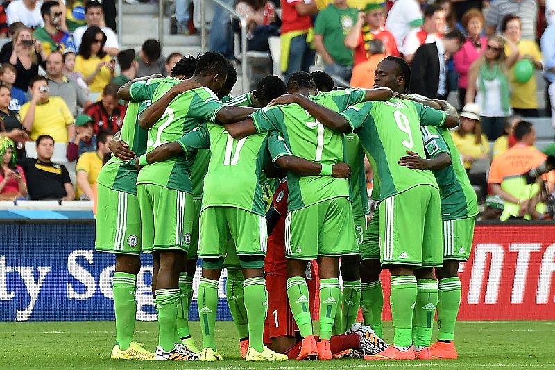 Los jugadores de Nigeria hacen una piña antes de aque arranque el partido en Curitiba.