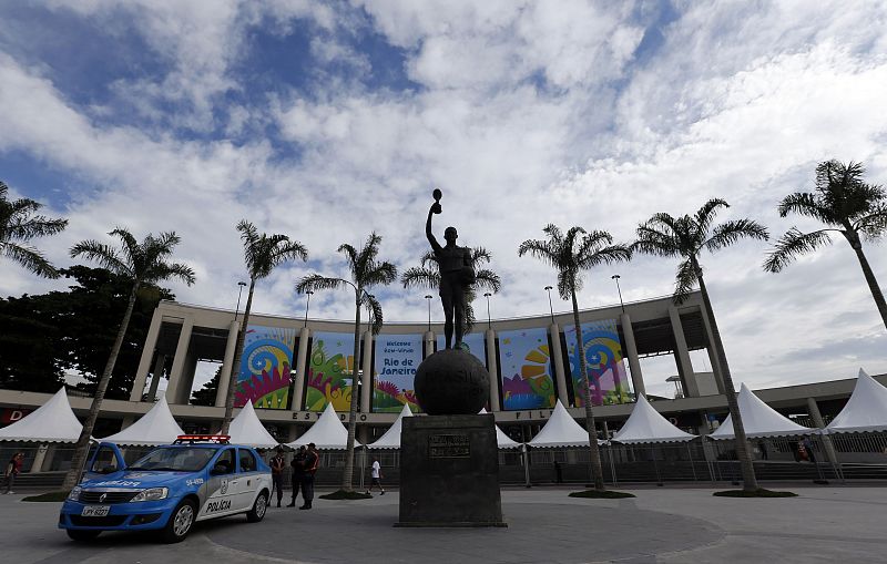 Entrada principal del estadio Maracaná, con una estatua en homenaje a los campeones del mundo.