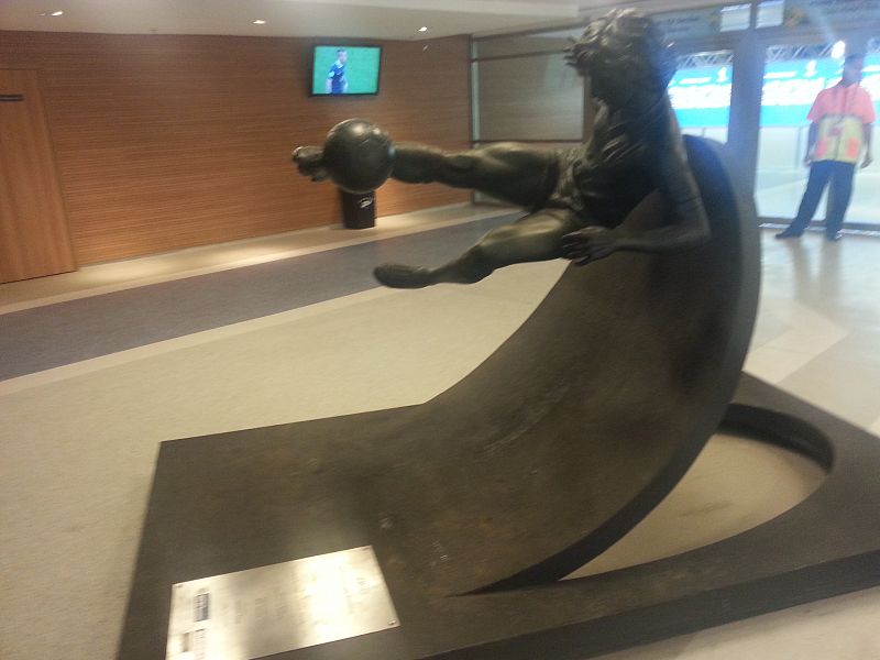 Una estatua homenajea a una de las grandes leyendas del fútbol brasileño, Zico, en el interior del estadio Mario Filho.