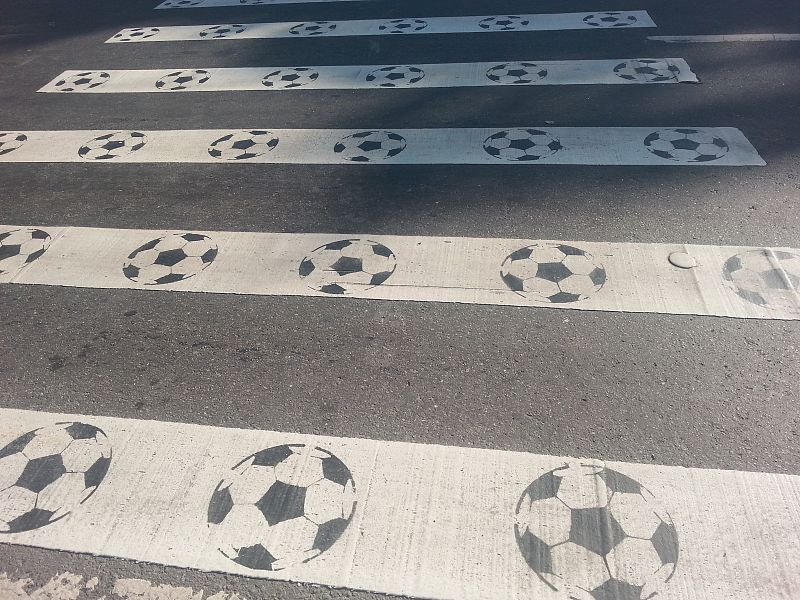 La llegada al estadio de Maracaná a pie se produce a través de un paso de cebra plagado de balones.