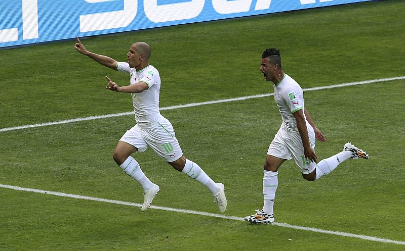 El delantero de Argelia Sofiane Feghouli (i) celebra el gol marcado ante Bélgica