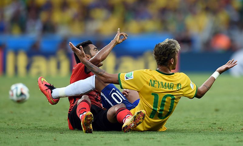 El mexicano Jose Juan Vazquez y Neymar durante una acción del partido.