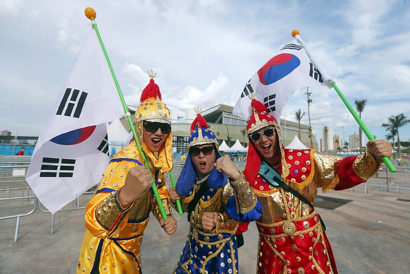 Aficionados de Corea del Sur esperan el inicio del partido de su selección ante Rusia