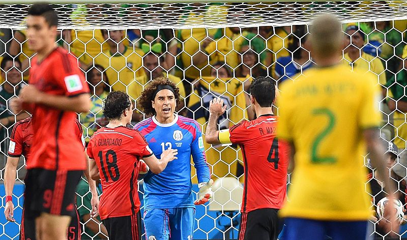 El portero mexicano Guillermo Ochoa es felicitado por sus compañeros