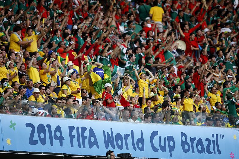 Aficionados brasileños animan a su selección, durante el partido Brasil-México