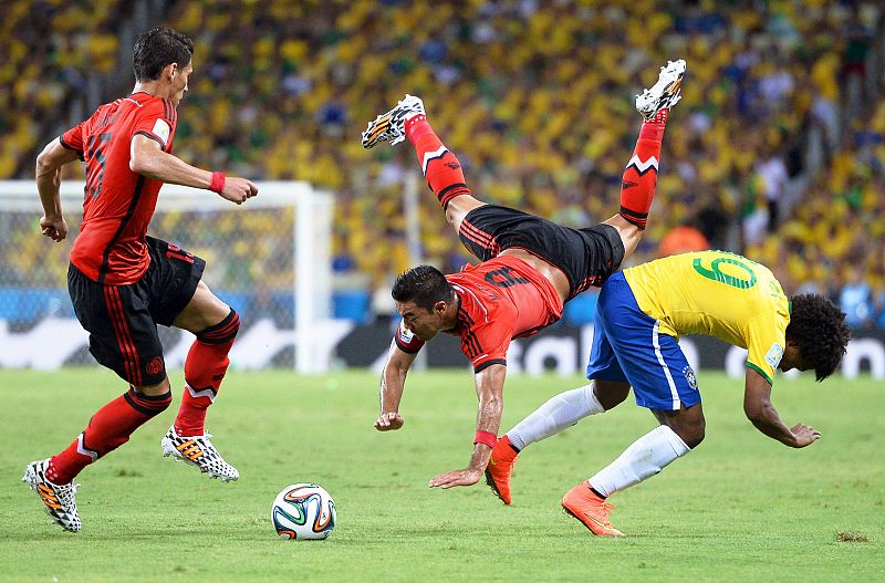 El mexicano Marco Fabián carga contra el brasileño William