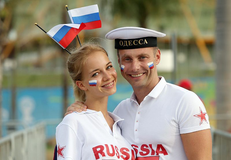 Una pareja de aficionados rusos, antes del partido contra Corea del Sur