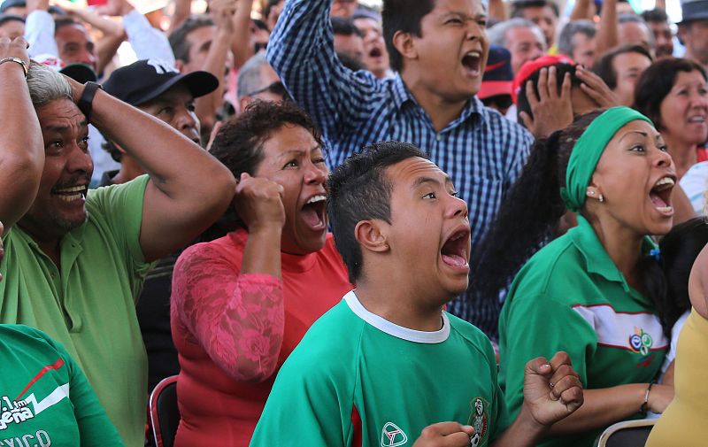 Cientos de aficionados mexicanos observan el partido en pantalla gigante