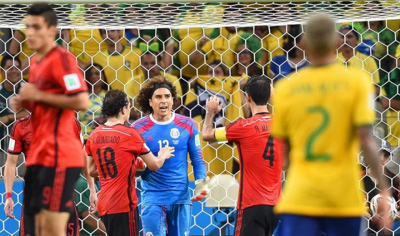 El portero mexicano Guillermo Ochoa es felicitado por sus compañeros