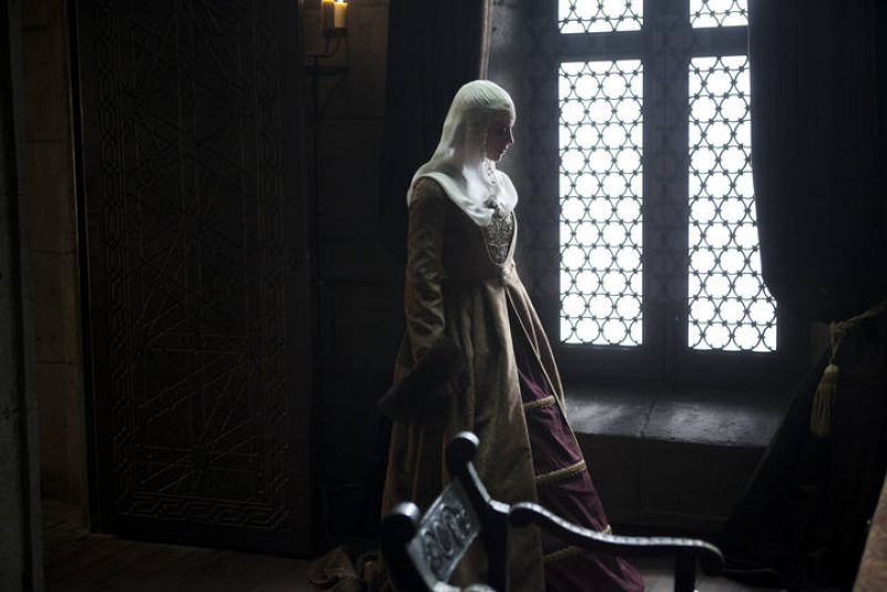 Pero Isabel tiene otras preocupaciones. Quiere nombrar Cardenal a Cisneros, pero el religioso se resiste. Él echa de menos su vida monacal y aunque ha aceptado vivir en la Corte quiere estar lo más lejos posible del poder. Pero la reina nunca acepta 