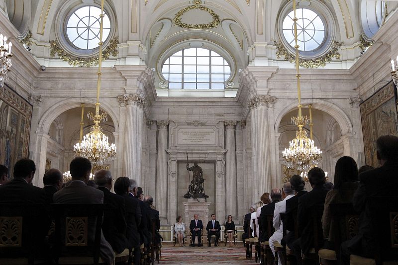 Los Reyes, don Juan Carlos y doña Sofía, junto a los Príncipes de Asturias, durante la ceremonia de sanción