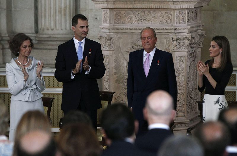 El rey Juan Carlos recibe el aplauso de su familia durante la ceremonia de sanción