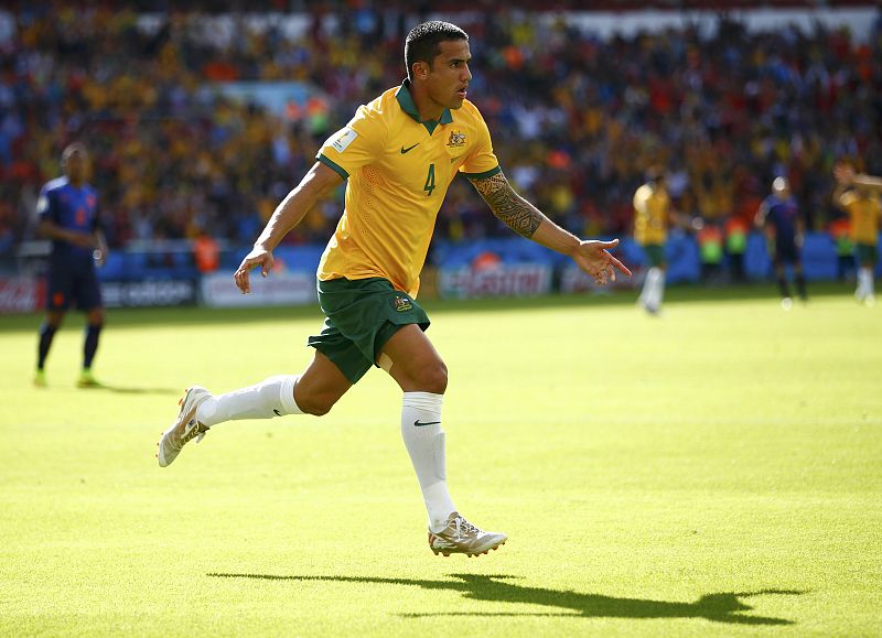 El segundo capitán de Australia, Tim Cahill, celebra su gol ante Holanda