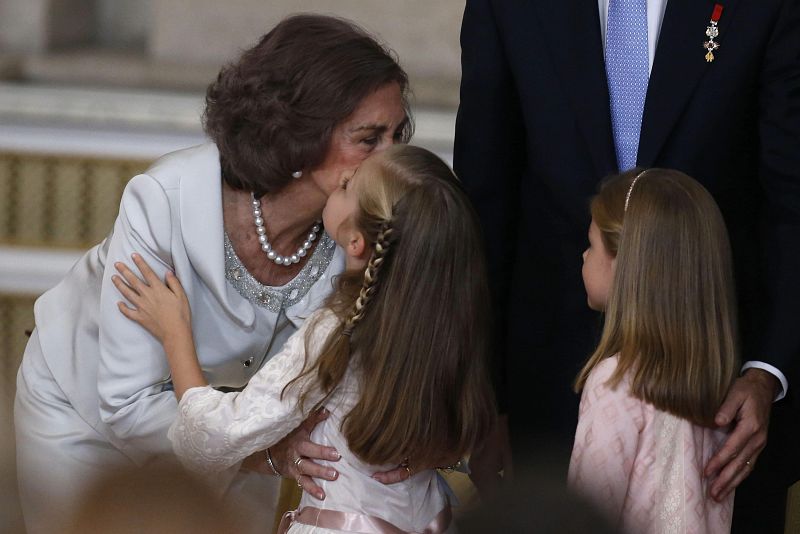 La reina Sofía besa a la infanta Leonor tras la firma de la ley de abdicación