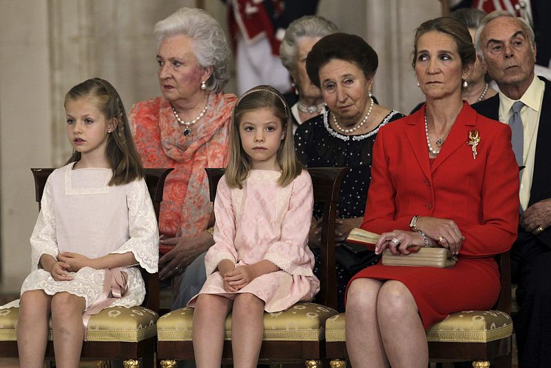 Las Infantas Leonor, Sofía, Elena, Pilar, Margarita y su esposo, Carlos Zurita