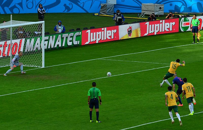 El australiano Jedinak transforma el penalti que daba ventaja momentánea a Australia ante Holanda