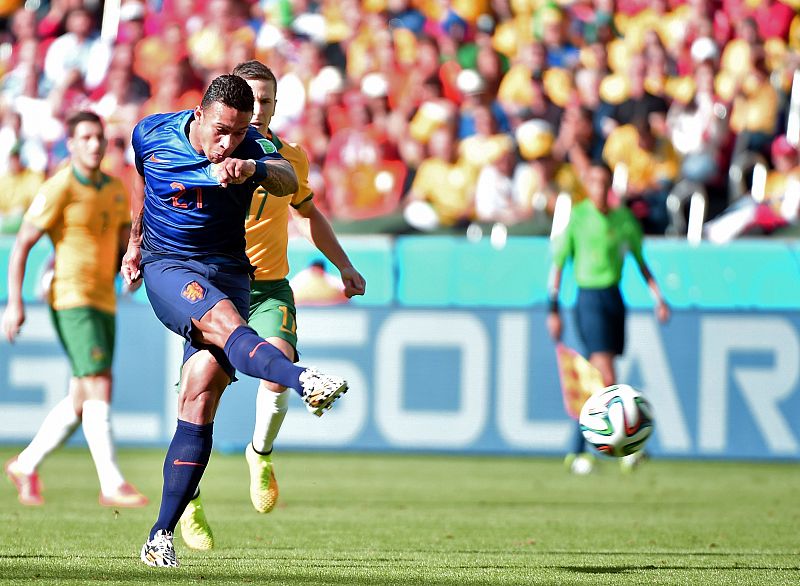 Memphis Depay chuta para anotar el tercer gol de Holanda ante Australia