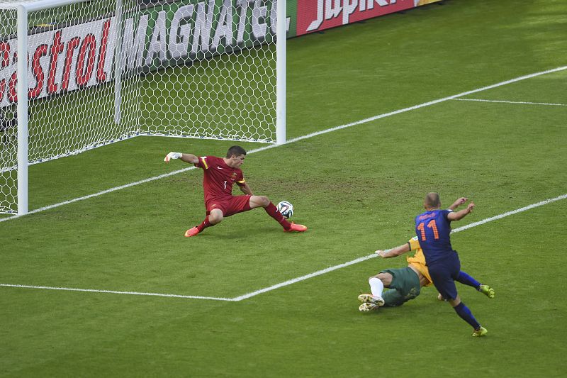 Robben adelantó a Holanda frente a Australia al culminar un contragolpe